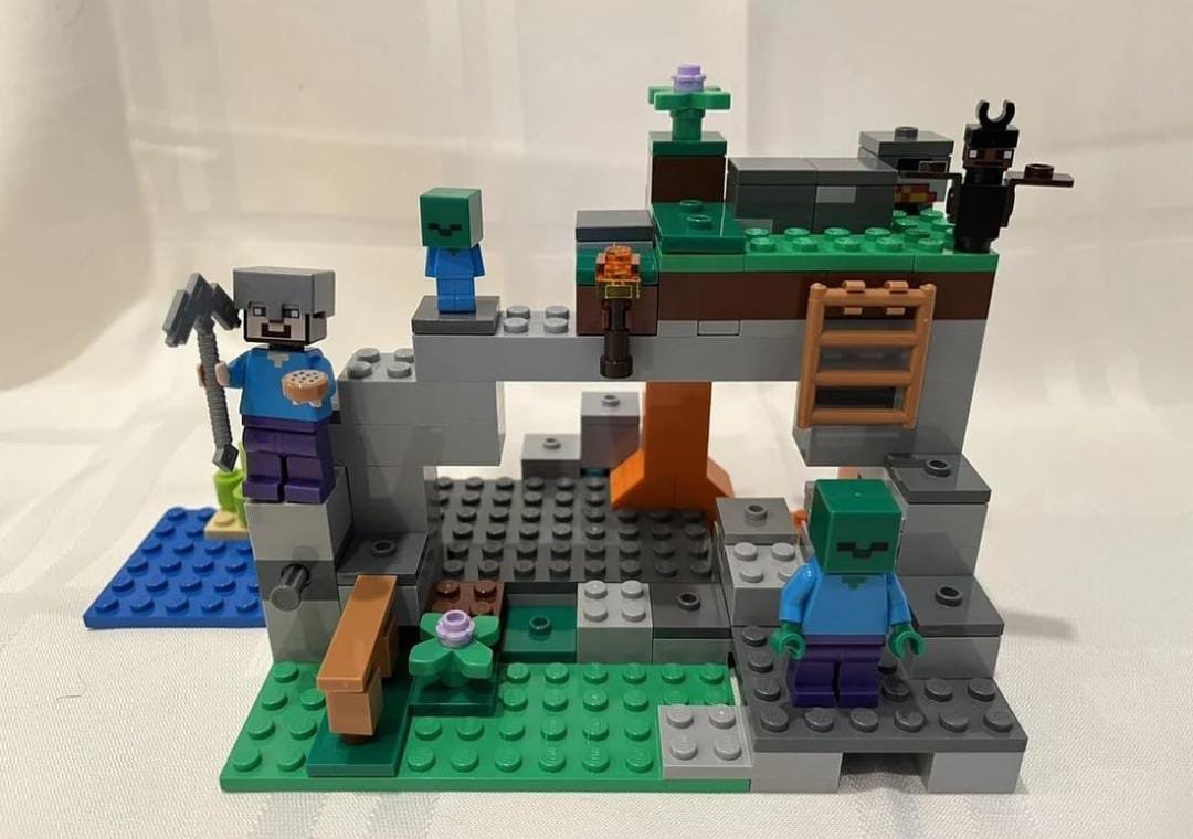 BRICK THE WORLD- THE ZOMBIE CAVE BUILDING BLOCKS